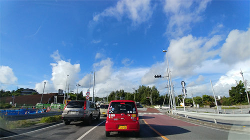 일본의 일반도로는 우회전 전용차선이 별도로 마련돼있는 경우가 많다. 한국에서 중앙선 도색에 쓰는 노란색을 우회전 차선 구분용으로 사용하므로 운전자의 주의가 필요하다. 오키나와=서형석 기자 skytree08@donga.com