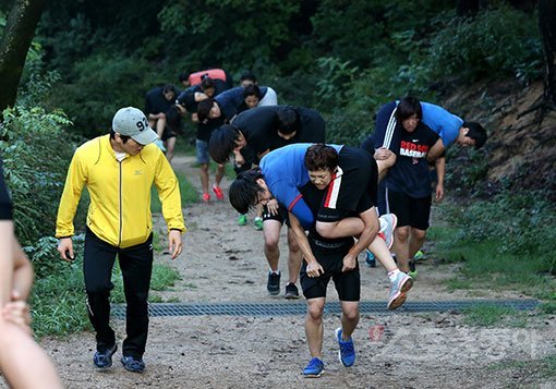 허정무 한국프로축구연맹 부총재가 기억하는 태릉선수촌은 축구선수들이 상위권을 휩쓸었던 ‘불암산 크로스컨트리의 기적’이 있다. 외박 외출을 앞두고 모든 선수들이 참가하는 ‘불암산 크로스컨트리’는 인간의 극한을 시험하는 무대다. 동료들을 짊어지고 불암산을 오르는 대표선수들. 스포츠동아DB