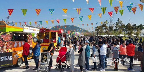 다음 달 7일부터 사흘간 열리는 국내 최대 규모의 푸드트럭 축제인 세종푸드트럭페스티벌에는 전국에서 푸드트럭 50대가 참가해 200여 가지 음식을 선보인다. 사진은 지난해 페스티벌에서 음식을 맛보려 길게 줄을 선 사람들. 동아일보DB