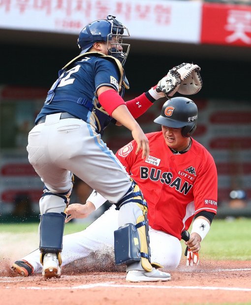 NC전에서 득점하는 이대호. 사진제공｜롯데 자이언츠