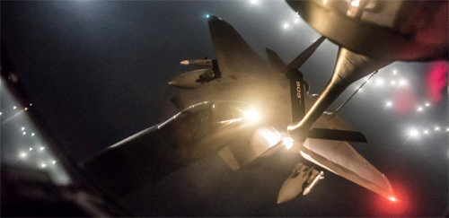 ‘죽음의 백조’ 호위했던 F-15C 전투기 미군 전략폭격기 B-1B 편대의 23, 24일 대북 
무력시위에 합류했던 미군 F-15C 전투기가 작전 중 KC-135 공중급유기를 통해 급유를 받고 있다. B-1B 편대는 이날 북한
 함경북도 풍계리 핵실험장 140km까지 접근한 것으로 알려졌다. 미 태평양사령부 제공