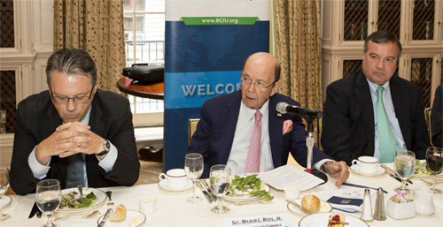 윌버 로스 미국 상무장관(가운데)이 22일(현지 시간) 뉴욕에서 열린 ‘국제 이해를 위한 비즈니스 협의회’ 주최 비공개 세미나에서 한미 자유무역협정(FTA) 문제에 대해 발언하고 있다. BCIU 제공
