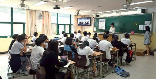 가천대 금융수학과 전공설명단 학생들이 올 5월 서울사대부고 학생들에게 학과 설명을 하고 있다.