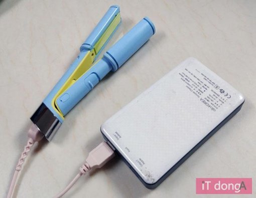 USB 미니 고데기는 외장배터리에 꽂아 사용한다(출처=IT동아)