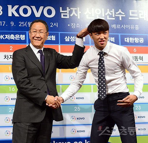 25일 서울 청담동 리베라호텔에서 열린 2017~2018 남자 배구 신인선수 드래프트에서 1라운드 6순위로 대한항공에 지명된 임동혁이 박기원 감독의 축하를 받고 있다. 김종원 기자 won@donga.com