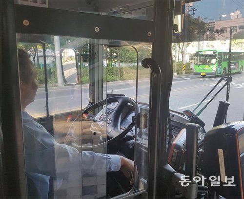 아이 엄마의 하차 요청을 외면했다는 잘못된 제보와 가짜뉴스로 고통을 겪은 김모 씨가 28일 240번 시내버스를 운전하고 있다. 신규진 기자 newjin@donga.com
