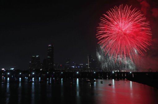 사진=‘한화와 함께하는 서울세계불꽃축제 2017’가 열린 30일 불꽃들이 서울 여의도와 한강 밤하늘을 수놓고 있다. 양회성 기자 yohan@donga.com