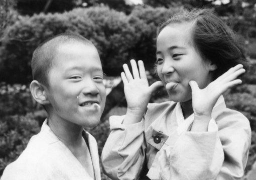 1983년 드라마 ‘간난이’에서 영구역을 맡은 어린 시절 김수용(왼쪽).