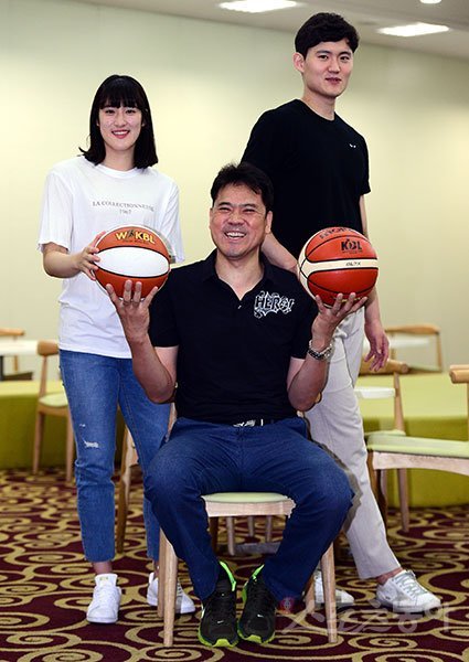 아빠와 남매가 농구에 몸담고 있다. ‘삼성’으로 엮여있다. 아빠 이호근(가운데)은 2008년부터 2015년까지 여자프로농구 삼성생명을 이끌었고, 아들 동엽(뒷줄 오른쪽)은 2015년부터 남자농구 삼성 유니폼을 입고 있다. 딸 민지는 신한은행을 거쳐 아빠가 지휘했던 삼성생명에서 활약 중이다. 경기도 용인 삼성트레이닝센터(STC)에서 만난 삼성 가족의 표정이 밝다. 용인 ｜ 김민성 기자 marineboy@donga.com