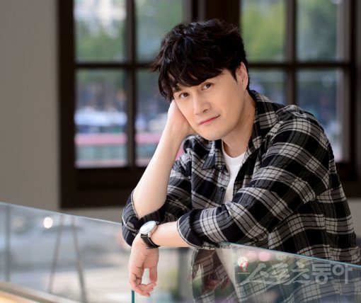 1983년 드라마 ‘간난이’의 영구 역으로 국민아역의 원조가 됐던 김수용은 이제 국내 최고의 뮤지컬 배우로 제2의 전성기를 보내고 있다. 친근하면서도 어딘지 이국적인 외모, 순수하고 순박한 미소에서 어릴 적 영구의 모습을 발견할 수 있다. 김진환 기자  kwangshin00@donga.com