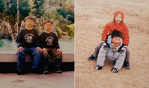 롯데 박세웅과 kt 박세진 형제의 어릴 적 모습. 부모님을 둘을 키우면서 싸우지 않도록 항상 같은 글러브를 사주고, 같은 옷을 입혔다.-박세웅이 어릴 적 잔디밭에서 등에 동생 박세진을 태워주며 놀고 있다. 형제는 어린 시절의 고향 경북 구미 집 근처 논에서 야구를 하며 꿈을 키웠다.(오른쪽). 사진제공｜박세웅 어머니