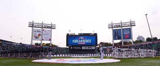 프로야구 팬들에게 감동을 선물 할 2017년 포스트시즌이 5일부터 시작된다. 가을야구는 단기전인 만큼, 페넌트레이스와는 다른 변수가 워낙 많아 포스트시즌에 나선 각 팀은 철저한 준비가 필요하다. 올 가을야구에선 누가 웃을까. 스포츠동아DB