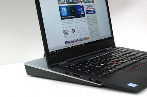 벤큐 PD2710QC의 받침대에 노트북을 올려 놓은 모습. (출처-IT동아)