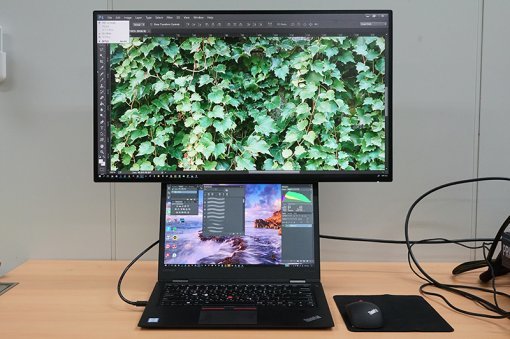 벤큐 PD2710QC와 노트북에 연결한 모습. (출처-IT동아)