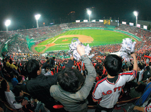 19일 저녁 부산 사직야구장에서 열린 2012 프로야구 롯데와 SK의 플레이오프 3차전에서 롯데 관중들이 열띤응원을 펼치고 있다.  스포츠동아DB