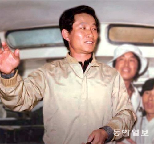 1981년 직원들과 대화하고 있는 고 허영섭 회장.