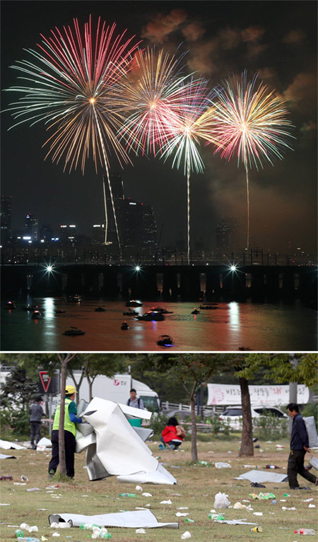 화려한 불꽃축제 뒤엔… 버려진 ‘양심’ 추석 연휴 첫날인 지난달 30일 서울 여의도 하늘에 화려한 
불꽃놀이가 펼쳐지고 있다(위쪽 사진). 이날 ‘2017 서울 세계불꽃축제’가 열린 한강공원 일대에는 경찰 추산 85만 명, 주최 측
 추산 100만 명의 인파가 모였다. 하지만 일부 관람객의 무질서도 여전해 행사 다음 날인 1일 찾은 한강공원에 각종 쓰레기가 
널려 있다. 양회성 기자 yohan@donga.com·뉴스1