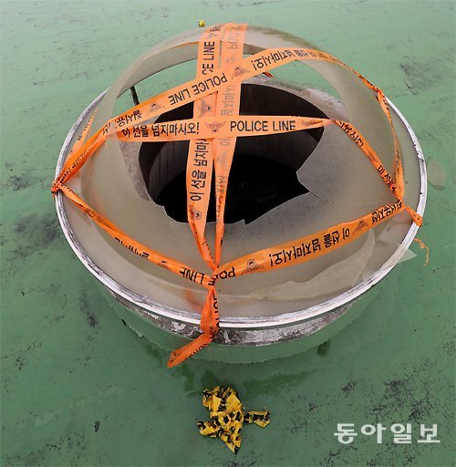 어린이 2명의 추락사고가 발생한 서울 동작구 노량진수산시장 건물 옥상의 파손된 환기구에 경찰 폴리스라인이 설치돼 있다. 안철민 기자 acm08@donga.com