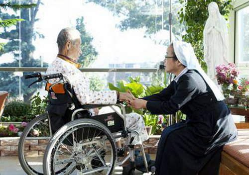 갈바리의원 오진복 원장(오른쪽)이 환자를 돌보고있다. 갈바리의원은 국내 최초의 호스피스 의료기관으로 매년 말기 암 환자 100여 명의 임종을 돕고
있다. 갈바리의원 제공