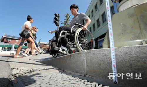“죽음과 싸우는 횡단보도 휠체어”