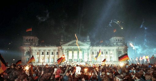 1990년 10월 3일(현지 시간) 독일 베를린 제국의회 의사당 앞에 통일을 축하하러 모인 시민들. 동아일보DB