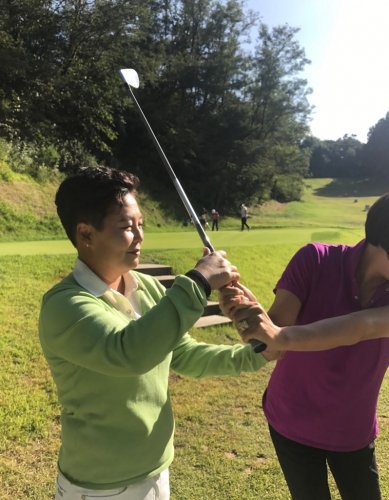 필드 레슨을 하고 있는 전현지 코치