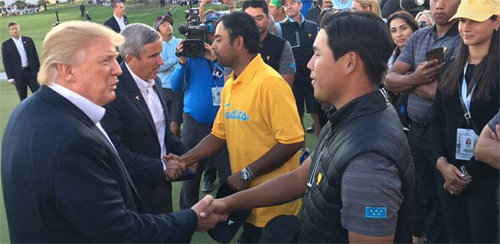김시우(오른쪽)가 2일 미국 현직 대통령으로는 처음으로 프레지던츠컵 시상자로 나선 도널드 트럼프 대통령과 악수를 하고 있다. 한국 선수로는 유일하게 출전해 인터내셔널팀의 일원으로 나선 김시우는 1승 2패를 기록했다. 램퍼트 심 제공