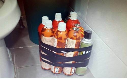 광주~대구고속도로의 한 휴게소 화장실에서 발견된 사제 폭발물 추정 물체. 경찰과 군은 이 물체를 안전하게 회수했다고 밝혔다. 경남지방경찰청 제공