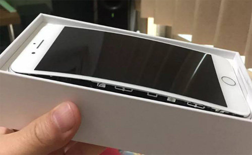 닉네임 ‘Magokoro0511’인 일본 소비자가 지난달 24일 본인 트위터에 올린 애플 아이폰8 플러스 사진. 배터리가 부풀어 올라 스마트폰의 디스플레이가 본체에서 떨어져 나온 것으로 보인다. ‘Magokoro0511’ 제공