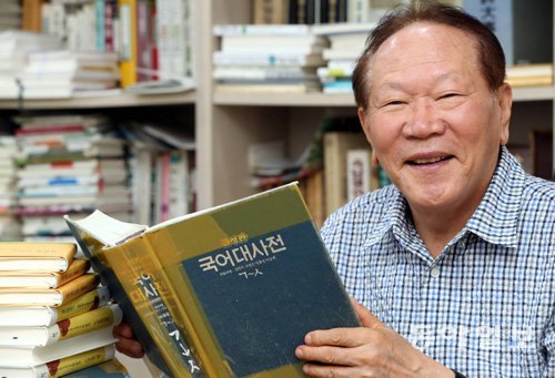 “달짝지근하고, 쌉싸름한 맛을 영어로 표현할 수 있을까요?” 김두환 시인은 “한국어만큼 풍부하고 섬세한 언어는 없을 것”이라며 “아직도 시에 담지 못한 아름다운 순우리말이 가득하다”고 말했다. 김경제 기자 kjk5873@donga.com