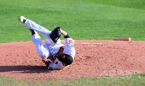 9일 부산 사직야구장에서 ‘2017 타이어뱅크 KBO리그’ 롯데 자이언츠와 NC 다이노스의 준플레이오프 2차전 경기가 열렸다. 6회초 무사에서 롯데 선발 레일리가 NC 나성범의 부러진 배트에 맞은 뒤 그라운드에 쓰러져 있다. 사직 | 김민성 기자 marineboy@donga.com