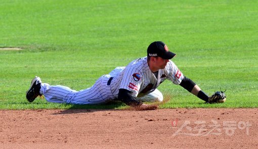 9일 부산 사직야구장에서 ‘2017 타이어뱅크 KBO리그’ 롯데 자이언츠와 NC 다이노스의 준플레이오프 2차전 경기가 열렸다. 5회말 1사 1루에서 NC 김성욱의 타구를 롯데 번즈가 잡아내고 있다. 사직 | 김민성 기자 marineboy@donga.com