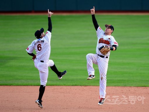 9일 부산 사직야구장에서 ‘2017 타이어뱅크 KBO리그’ 롯데 자이언츠와 NC 다이노스의 준플레이오프 2차전 경기가 열렸다. 롯데가 NC에 1-0으로 승리한 뒤 문규현과 번즈가 기쁨을 나누고 있다. 사직 | 김민성 기자 marineboy@donga.com