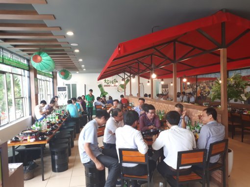지난 6일 베트남 수도 하노이에 가오픈한 하이트진로포차 1호점에서 베트남 소비자들이 한국음식과 한국소주 ‘참이슬’을 즐기고 있다. 실내 인테리어는 한국의 포차 분위기가 연상 되게끔 연출했다. 사진제공｜하이트진로