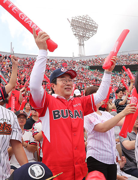서병수 부산시장이 롯데 유니폼을 입고 8일 NC와 롯데의 준플레이오프 1차전이 열린 사직구장을 찾아 열렬히 응원하고 있다. 서 시장은 스포츠동아와 단독으로 만나 노후된 사직구장을 대체할 새 구장 건립계획을 소상히 밝혔다. 사진제공｜스포츠코리아