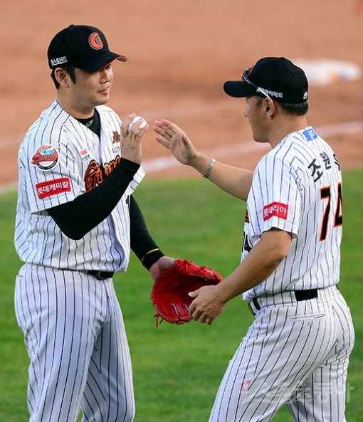 9일 부산 사직야구장에서 ‘2017 타이어뱅크 KBO리그‘ 롯데 자이언츠와 NC 다이노스의 준플레이오프 2차전 경기가 열렸다. 롯데가 NC에 1-0으로 승리한 뒤 손승락이 조원우 감독에게 포스트시즌 첫 승 공을 전달하고 있다. 사직 | 김민성 기자 marineboy@donga.com