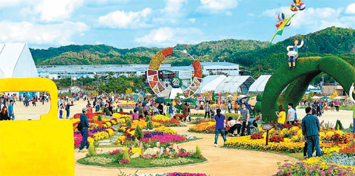 ‘한방’과 ‘바이오’가 만나 새로운 가치를 창출하는 제천국제한방바이오산업엑스포에 110만 명이 넘는 관람객이 찾아 제천을 한방의 도시로 알리는 데 성공했다는 평가다. 제천국제한방바이오산업엑스포 조직위 제공