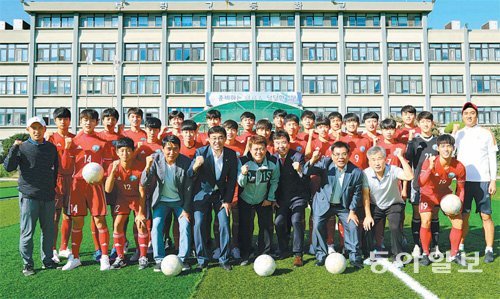 인천 부평고 동문들(앞줄 가운데)이 모교 운동장에서 축구부 선수들과 파이팅을 외치고 있다. 황금천 기자 kchwang@donga.com