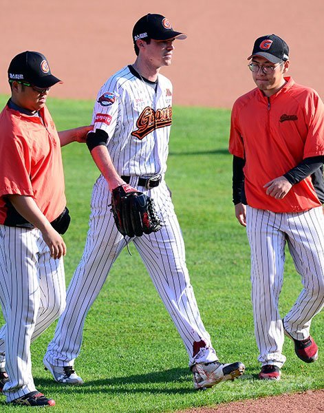 왼 다리 유니폼이 찢어진 채로 피를 흘리며 강판된 레일리는 인근 병원으로 후송돼 상처 부위를 3바늘 꿰맸다. 사직 | 김민성 기자 marineboy@donga.com