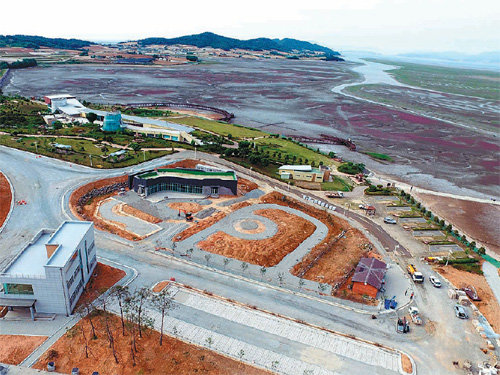 전남 무안군 해제면 유월리에 조성된 생태갯벌 유원지. 시험가동을 거쳐 내년 초 개장한다. 무안군 제공