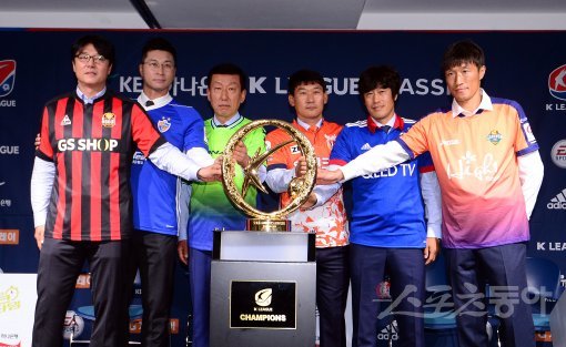 ‘K리그 클래식 2017 스플릿 라운드 그룹A’ 미디어데이가 19일 서울 신문로 축구회관에서 열렸다. 미디어데이에 참석한 각 팀 감독들이 우승트로피 앞에서 포토타임을 갖고 있다. 김종원 기자 won@donga.com