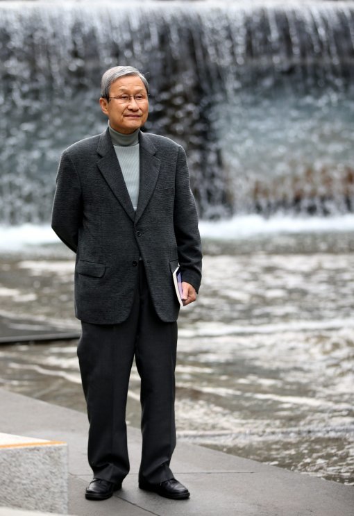 일상에서 길어올린 시제를 평이한 시어로 쓰며 감동을 전하는 김광규 시인. 동아일보DB