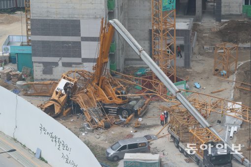 10일 오후 1시 36분께 경기도 의정부시 낙양동의 한 아파트 신축 공사 현장에서 작업중이던 타워크레인이 넘어졌다. 타워크레인 아래 매몰된 1명을 찾기 위한 구조작업이 진행중이다. 전영한 기자 scoopjyh@donga.com