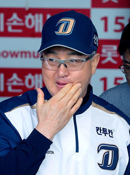 NC 김경문 감독은 가을야구에 한(恨)을 품고 있다. 그러나 승패를 초월한 자기만의 스타일을 놓지 않는다. ‘김경문 야구’의 매력이자, 힘이다. 사진제공｜스포츠코리아