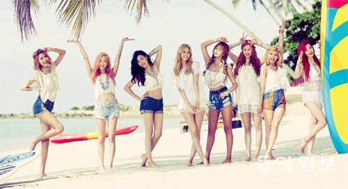 결성 10년을 맞아 기로에 선 걸그룹 소녀시대. 왼쪽부터 수영, 태연, 티파니, 윤아, 유리, 서현, 효연, 써니. 멤버 3명이 소속사 SM과 재계약을 하지 않기로 함에 따라 향후 활동 방향에 관심이 집중된다. 동아일보DB