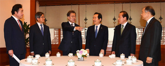 문재인 대통령은 10일 청와대 본관에서 5부 요인 오찬 간담회를 갖고 “오늘이 (북한 도발을) 가장 걱정했던 날이다. 결속하고 
단합한다면 우리가 충분히 극복할 수 있다”고 말했다. 왼쪽부터 이낙연 국무총리, 김명수 대법원장, 문 대통령, 정세균 국회의장, 
김이수 헌법재판소장 권한대행, 김용덕 중앙선거관리위원장. 청와대사진기자단