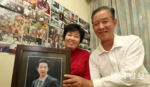 홍우기(오른쪽) 상희순 씨 부부가 9일 서울 도봉구 자택에서 2년 전 세상을 떠나며 6명에게 장기를 나눠준 아들 윤길 씨의 사진을
 들어 보이고 있다. 홍 씨가 입은 옷은 윤길 씨가 평소 입었던 것이다. 양회성 기자 yohan@donga.com