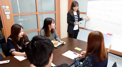 10일 인하대 학생들이 학생회관 3층 대학창조일자리센터에서 취업스터디 소모임을 하며 취업 정보를 교환하고 있다. 인하대 제공