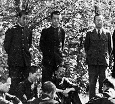 연희전문학교 교정 인근 연희숲에서 학우들과 기념사진을 찍은 윤동주(가운데).