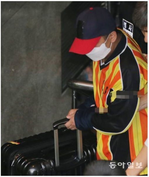 사진=딸 친구 여중생을 살해 및 시신을 유기한 혐의를 받고 있는 ‘어금니 아빠’ 사건의 이모 씨가 11일 오전 이씨 부녀가 거주했던 서울 중랑구 망우동 자택에서 현장검증을 하고 있다. 김재명 기자 base@donga.com